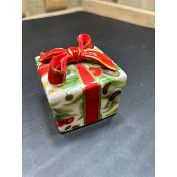 Tiffany & Co Holiday Trinket Box 2"x2" Ceramic With Red Bow & Fruit Design - Picture 4 of 11